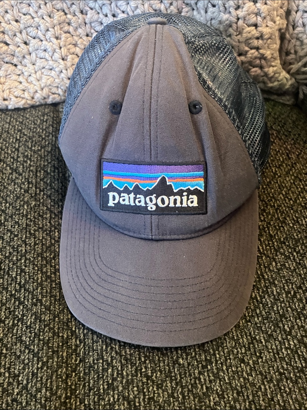 Patagonia trucker style hat with mesh top +plastic snap closure unisex one size